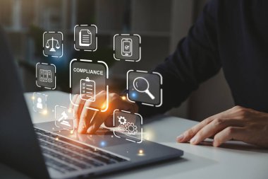 Düzenleme politikası ve kontrol işleri kavramı, Uyum ile çalışan İşadamı dizüstü bilgisayar ekranında hukuk simgesi kural, 