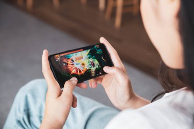 Akıllı telefon, e-Spor Oyunları derleme ve İnternet Şampiyonası 'nda online oyun oynayan genç kadın.