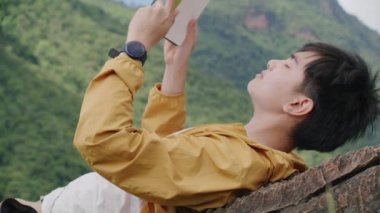 Genç turist kitap okuyor ve onu yüz yüze yatırıyor. Rahatlatıcı bir konsept..