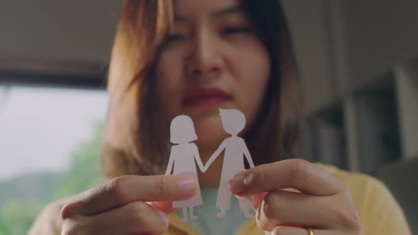 Oturma Odasında Kağıt Yırtan Bir Kadının Elleri Ilişkiyi Bitirir — Stok video