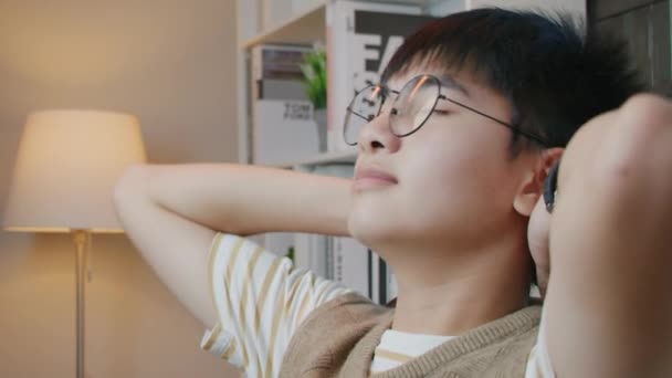 Asiatischer Teenager Schließt Die Augen Und Setzt Sich Für Eine — Stockvideo