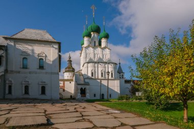 Aziz John Kilisesi teolog Rostov Kremlin 'de Vladychy Dvor' un yanından güneşli bir sonbahar gününde, Büyük Rostov, Yaroslavl Bölgesi, Rusya