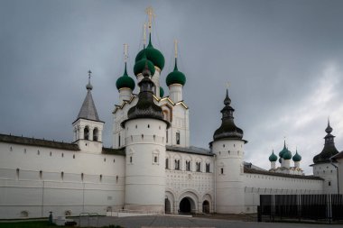 Müzenin giriş kapısı, teolog Aziz John Kilisesi ve Rostov Kremlin 'in duvarı, Büyük Rostov, Yaroslavl bölgesi.