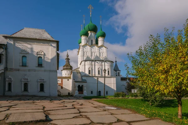 Aziz John Kilisesi teolog Rostov Kremlin 'de Vladychy Dvor' un yanından güneşli bir sonbahar gününde, Büyük Rostov, Yaroslavl Bölgesi, Rusya