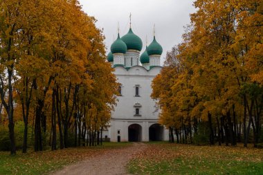Borisoglebsky köyündeki Rostov Manastırı 'nın ağzındaki erkek Ortodoks Borisoglebsky Kilisesi bulutlu bir sonbahar gününde, Rostov Veliky, Yaroslavl bölgesi, Rusya