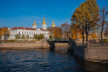 Griboyedov Kanalı üzerindeki Krasnogvardeysky Köprüsü ve güneşli bir sonbahar gününde St. Nicholas Donanma Katedrali 'nin kubbesi, St. Petersburg, Rusya