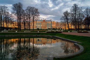 Catherine Sarayı 'nın Tsarskoye Selo' daki Catherine Park 'ın Ayna Göleti' ndeki gece aydınlatması ve yansıması sonbahar sabahının erken saatlerinde. Puşkin, St. Petersburg. Rusya