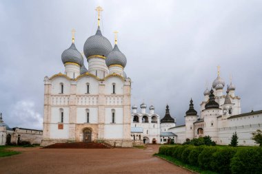 Rostov Kremlin 'deki Katedral Avlusu, Katedral, Çan kulesi, Diriliş Kilisesi Bulutlu bir sonbahar sabahı, Büyük Rostov, Yaroslavl Bölgesi, Rusya