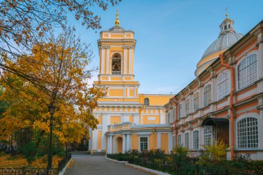 Kutsal Trinity Ortodoks Manastırı 'ndaki Trinity Katedrali' nin çan kulesi bir sonbahar sabahı, St. Petersburg, Rusya 'da Alexander Nevsky Lavra