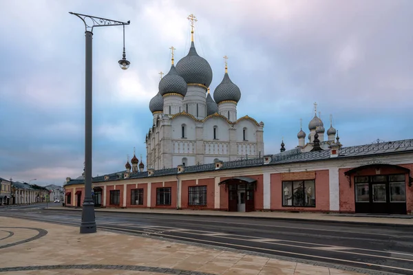 Widok Katedrę Wniebowzięcia Kremla Rostowskiego Mytny Dvor Pochmurny Jesienny Poranek — Zdjęcie stockowe
