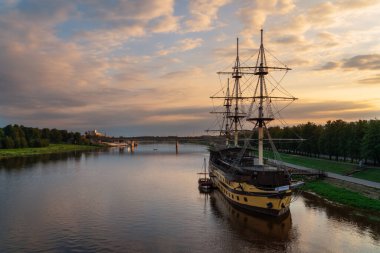 Volkhov Nehri 'ndeki Alexander Nevsky seti yakınındaki fırkateyni yaz sabahının erken saatlerinde gökyüzünün arka planına bakarak Veliky Novgorod 859 numaralı köprüdeki yazıyı görebilirsiniz.
