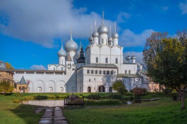 Diriliş Kilisesi, Katedral Meydanı 'nın kapısı, Yaroslavl Bölgesi, Rostov Kremlin, Rostov Veliky' nin Vladychy Dvor 'undaki göletten Assumption Katedrali' nin kubbeleri.