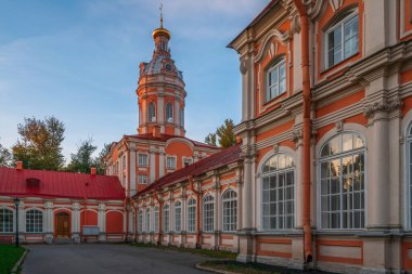 Güneşli bir sonbahar sabahı, St. Petersburg, Rusya 'da, Nevsky Prospekt' te, Kutsal Üçlü Alexander Nevsky Lavra Erkek Ortodoks Manastırı 'ndaki Güney-Batı Kulesi (Kütüphane Kulesi) manzarası