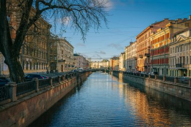 Griboyedov Kanalı seti güneşli bir sonbahar sabahı, Saint Petersburg, Rusya