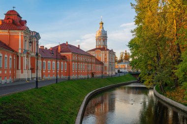 Güneşli bir sonbahar sabahı, Rusya 'nın St. Petersburg kentinde, Manastır' ın kıyısından, Nevsky Prospekt 'teki Kutsal Üçleme Manastırı erkek Ortodoks Manastırı manzarası.