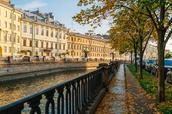 Nabrzeże Kanału Gribojedowa Słoneczny Jesienny Poranek Petersburg Rosja — Zdjęcie stockowe