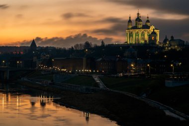 Smolensk 'teki Dinyeper Nehri' nin seddini, Smolensk Katedrali 'ni ve Smolensk Kalesi' nin duvarını gece aydınlatması, Smolensk, Rusya