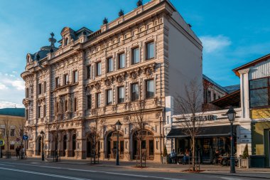 Kazan, Tataristan Cumhuriyeti, Rusya - 05.06.2021: Kremlevskaya Caddesi 'ndeki Alexandrovsky Geçidi' nin 19. yüzyılın sonlarındaki Art Nouveau ve Neo-Baroque stillerindeki tarihi yapısına bakış
