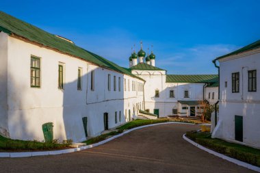 Güneşli bir bahar sabahı Kazansky Ioanno-Predtechensky Manastırı 'na bağlı Vvedenskaya Kilisesi, Kazan, Tataristan, Rusya