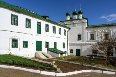 Güneşli bir bahar sabahı Kazansky Ioanno-Predtechensky Manastırı 'na bağlı Vvedenskaya Kilisesi, Kazan, Tataristan, Rusya