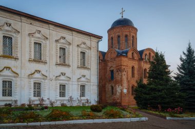 Peter ve Paul 'un Gorodyanka Kilisesi (Petropavlovskaya) bir sonbahar sabahı, Smolensk, Rusya