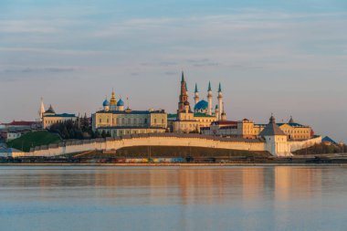Kazan Kremlin 'in Kazanka Nehri tarafından panoramik manzarası, Kul Şerif Camii, Syuyumbike Tower, Annunciation Cathedral, Kazan, Tataristan Cumhuriyeti, Rusya