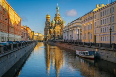 Griboyedov Kanalı, St. Petersburg, Rusya 'da İsa' nın Kanlı Diriliş Katedrali 'nin (Kanlı Kurtarıcı Kilisesi) yansıması