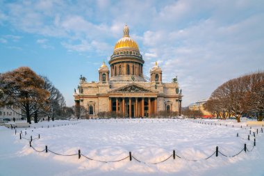 St. Isaac Meydanı ve St. Isaac Katedrali güneşli bir kış gününde, St. Petersburg, Rusya