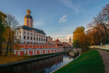 Nevsky Prospekt 'teki Alexander Nevsky Lavra' nın erkek Ortodoks Manastırı manzarası ve güneşli bir sonbahar sabahı, St. Petersburg, Rusya 'da Manastır Nehri üzerindeki köprü.