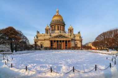 St. Isaac Meydanı ve St. Isaac Katedrali 'nin güneşli bir kış günü manzarası, St. Petersburg, Rusya