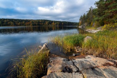 Lumivaara köyü yakınlarındaki Ladoga Gölü manzarası güneşli bir sonbahar gününde Ladoga skerries, Karelia Cumhuriyeti, Rusya