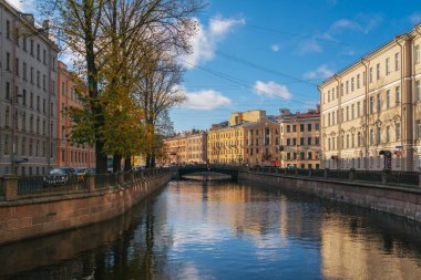 Griboyedov Kanalı seti güneşli bir sonbahar sabahı, Saint Petersburg, Rusya