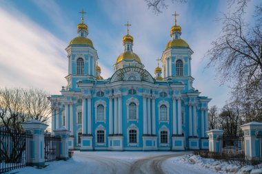 Nikolo-Bogoyavlensky (Nikolsky) Deniz Katedrali 'nin güneşli bir kış günü manzarası, St. Petersburg. Rusya