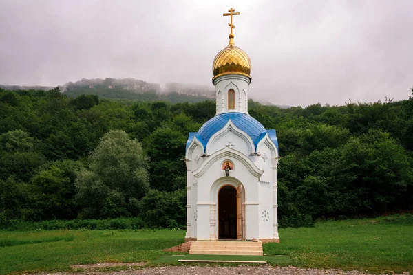 Kilátás Kápolna All Saints Bejáratánál Falu Dakhovskaya Unakoz Gerinc Háttérben — Stock Fotó