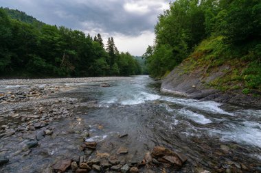 Bulutlu bir yaz gününde Guzeripl kordonu üzerindeki Kafkasya Biyosfer Bölgesi 'ndeki Belaya Nehri Kanyonu manzarası, Guzeripl, Adygea Cumhuriyeti, Rusya