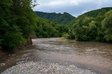 Arka planda Belaya Nehri Kanyonu ve Trident Dağı, Batı Kafkasya, Maikop Bölgesi, Dakhovskaya ve Khamyshki arasında, Rusya Adygea Cumhuriyeti,
