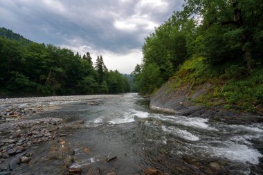 Bulutlu bir yaz gününde Guzeripl kordonu üzerindeki Kafkasya Biyosfer Bölgesi 'ndeki Belaya Nehri Kanyonu manzarası, Guzeripl, Adygea Cumhuriyeti, Rusya