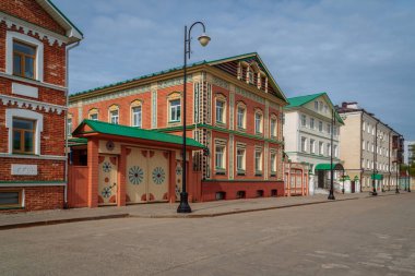 19. yüzyılın mimari eserleri, Kayuma Nasyri Caddesi 'ndeki geleneksel tarihi Tatar evleri Starotatarskaya Sloboda, Kazan, Tataristan, Rusya