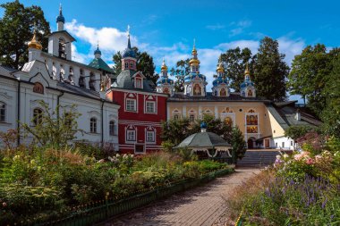 Varsayım Mağarası ve Pokrovsky tapınakları, Sretensky Kilisesi ve güneşli bir yaz gününde Svyato-Uspenskiy Pskov-Pechersky Manastırı, Pechory, Pskov Bölgesi, Rusya