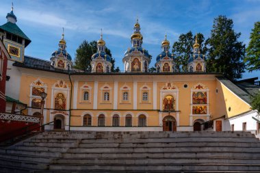 Svyato-Uspenskiy Pskov-Pechersk Manastırı, Pechory, Pskov Bölgesi, Rusya 'daki Varsayım Mağarası ve Şefaat Kilisesi manzarası