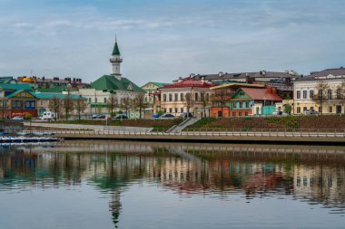 Nizhny Kaban Gölü, Shigabutdin Marjani Caddesi ve geleneksel Tatar konakları ve Marjani Camii 'nin bir bahar günü, Kazan, Tataristan Cumhuriyeti, Rusya