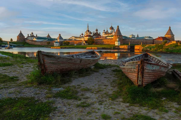 白い海の湾と曇った夏の日の背景にSpaso Preobrazhensky Solovetsky修道院 Solovetsky島 Arkhangelsk地域 ロシアの海岸にある古い木製ボートの眺め — ストック写真