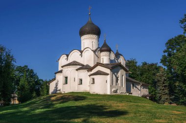St. Tepedeki Basil Kilisesi (St. Kilisesi) Büyük Basil Vasilyevskaya Tepesinde güneşli bir yaz gününde, Pskov, Rusya