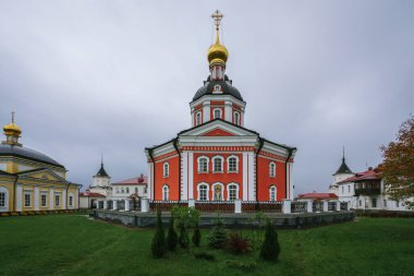 Trinity-Sergius Varnitsky Manastırı 'ndaki Trinity Katedrali bulutlu bir günde, Büyük Rostov, Yaroslavl Bölgesi, Rusya