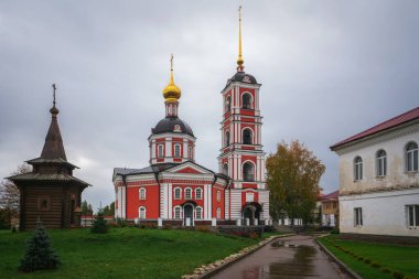 Trinity-Sergius Varnitsky Manastırı 'ndaki Trinity Katedrali bulutlu bir günde, Büyük Rostov, Yaroslavl Bölgesi, Rusya