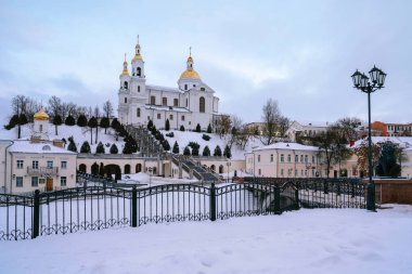 Kutsal Ruh Manastırı ve Assumption Dağı 'ndaki Kutsal Katedral bir kış akşamı Puşkin Caddesi, Vitebsk, Belarus' tan