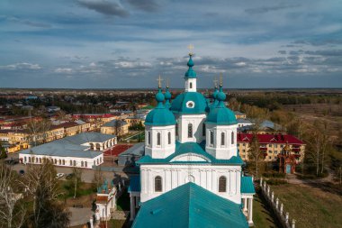 Güneşli bir bahar gününde Spassky Katedrali 'nin çan kulesinden Spassky Katedrali' nin ve Yelabuga şehrinin manzarası. Yelabuga, Tataristan, Rusya
