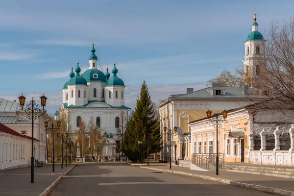 春天的一个阳光明媚的早晨 从叶拉布加市的斯帕斯基街眺望斯帕斯基主教座堂 Yelabuga Tatarstan Russia — 图库照片
