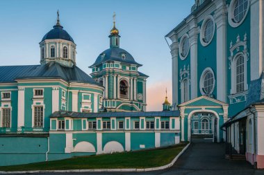 Epiphany Katedrali manzarası, çan kulesi ve Smolensk Rusya 'daki Kutsal Dormition Katedrali' nin giriş kapısı.