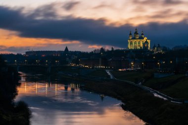 Smolensk 'teki Dinyeper Nehri' nin seddini, Smolensk Katedrali 'ni ve Smolensk Kalesi' nin duvarını gece aydınlatması, Smolensk, Rusya